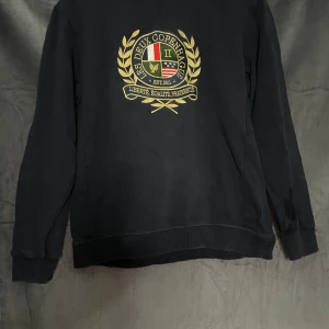 Les deux hoodie  - Säljer denna fina hoodie i mycket fint skick skulle säga 9,5/10. Kontakta gärna vid frågor.  Nypris:1500kr 