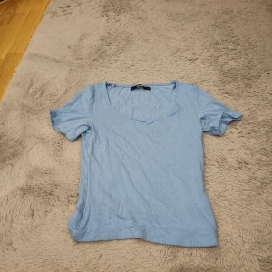 Tröja  - Inga defekter, och använd fåtal gånger, nypris 180kr.