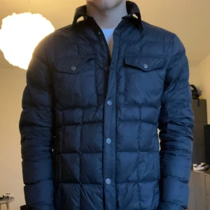 East West Jacka - En svart jacka från East west, bra skick. Hör av er vid frågor eller funderingar.