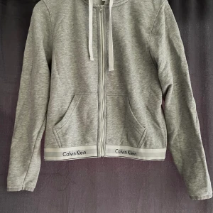 Calvin Klein hoodie  - Säljer den för att jag inte använder den längre. Den är i bra skick skulle säga 8,5/10. Kontakta gärna vid frågor.  Nypris 520kr