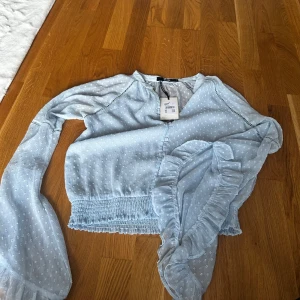 Blus bikbok - Super fin blus från bikbok med långa snedda armar. Perfekt till sommaren. Tyvärr aldrig kommit till användning 