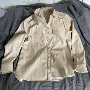 Carin Wester läder jacka  - Beige läder jacka från Carin Wester i st 40 i väldigt bra skick