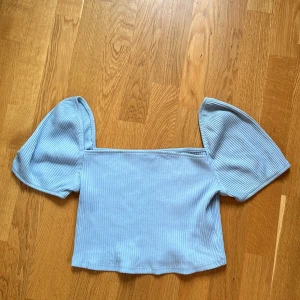 En blå topp från HM - En helt ny topp som aldrig kommer till användning och därför säljer jag den. Pris kan diskuteras.