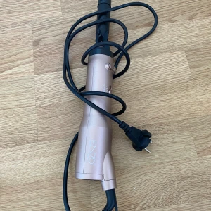 Värmeborste  - Hej,  Jag säljer en helt ny och oanvänd värmeborste som inte har kommit till användning här hemma. Jag fick den som födelsedagspresent men har inte haft behov av den, därför säljer jag den nu. Värmeborsten levereras med två olika huvuden. 