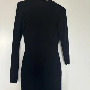 Svart klänning öppen rygg - Aldrig använd, prislapp kvar, köpt från NA-KD