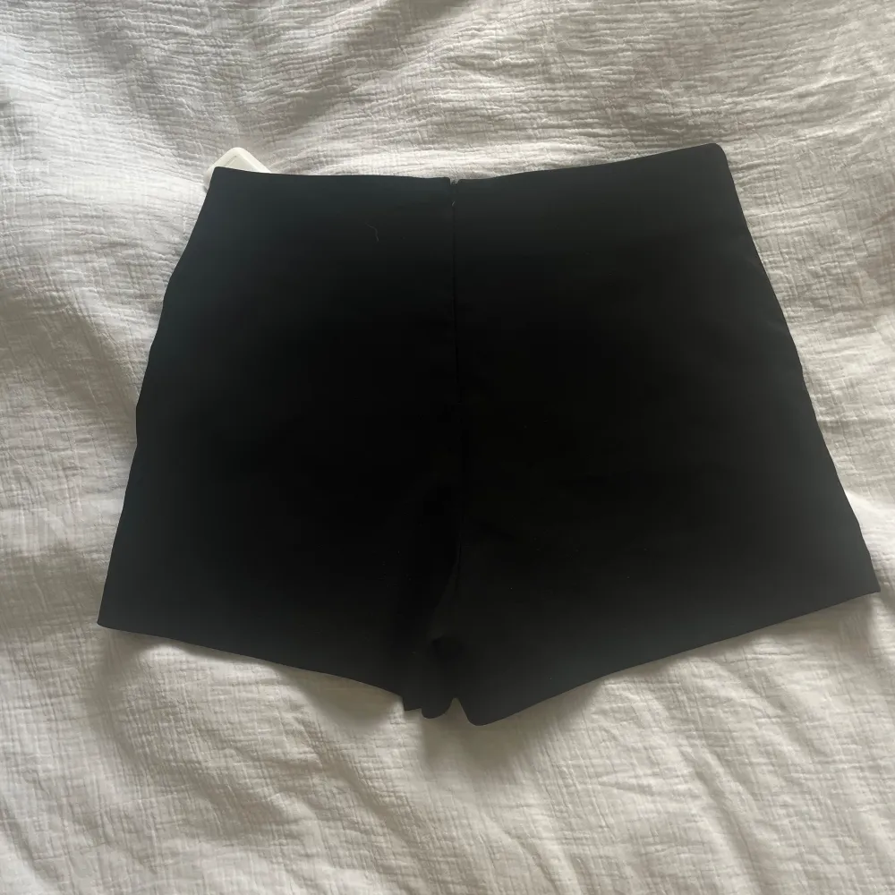 Snygga shorts, som ser lite ut som kjol framifrån. Silverdetalj framtill och osynlig dragkedja i bak. Skriv om du har frågor!. Shorts.