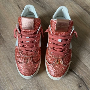 valentino flycrew - säljer mina rosa glittriga valentinos!! ganska dåligt skick därav priset, alla nitar sitter kvar så endast glittret som är slitet!! box, dustbag, valentinokort och extra skosnören medkommer!