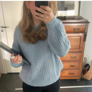 Stickad tröja  - Jättefin blå stickad tröja. Inte använd mer än 2 gånger 💗 kan sälja för lägre pris
