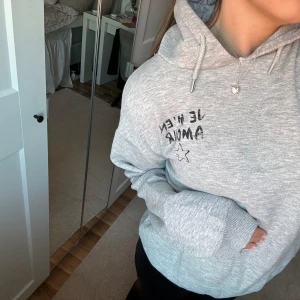 Hoodie Gina Young - Hoodie från ginatricot Young, kommer ej till nån användning. Bär vanligtvis s och passar perfekt på mig 