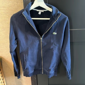 Lacoste zip up - Lacost zip up  Storlek xs  Sitter jätte bra  Inte använd många gånger  