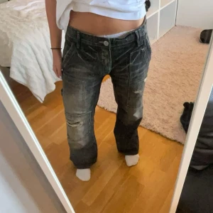 Lågmidjade jeans - Skit coola lågmidjade jeans i en gråsvart färg 😍😍💕💕 märket Armani Exchange i en gammal modell som inte säljs längre. Vet ej storlek men skulle säga att de passar S, midjemåttet är 41cm rakt över. I asbra skick, pris kan diskuteras vid snabb affär 🥰🥰