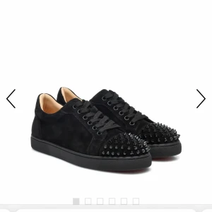 Louboutins sneakers - Fick dessa i studentpresent men använder inte längre, använt dom typ 1 gång så i bra skick! Självklart äkta. Kommer med originallåda o allt sånt. Skriv privat för egna bilder 💖