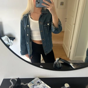 Jeansjacka - Mörkblå jeansjacka från h&m i strl 38💞 Den är i jättebra skick