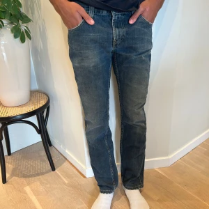 Blåa Levis 511 - Säljer dessa slimjeans ifrån Levis i modellen 511. Jeansen är använda men har gott skick. 
