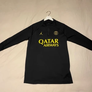 PSG tröja  - PSG tröja x Jordan. Använt den ett par gånger men den är i väldigt bra skick, inga hål eller defekter. 