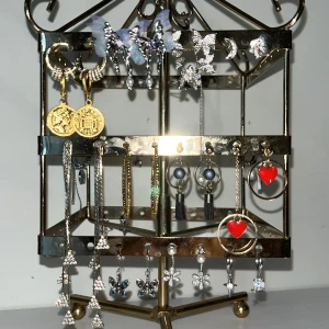 Samling av örhängen - En samling av olika örhängen i olika stilar och färger. Samlingen inkluderar örhängen med guld- och silverfärgade detaljer, pärlor, röda hjärtan, fjärilar och blommor. Vissa örhängen har långa kedjor medan andra är kortare och mer kompakta. OBS! Pris från 39 till 69 för olika storlek! Dm:a mig om du vill veta!