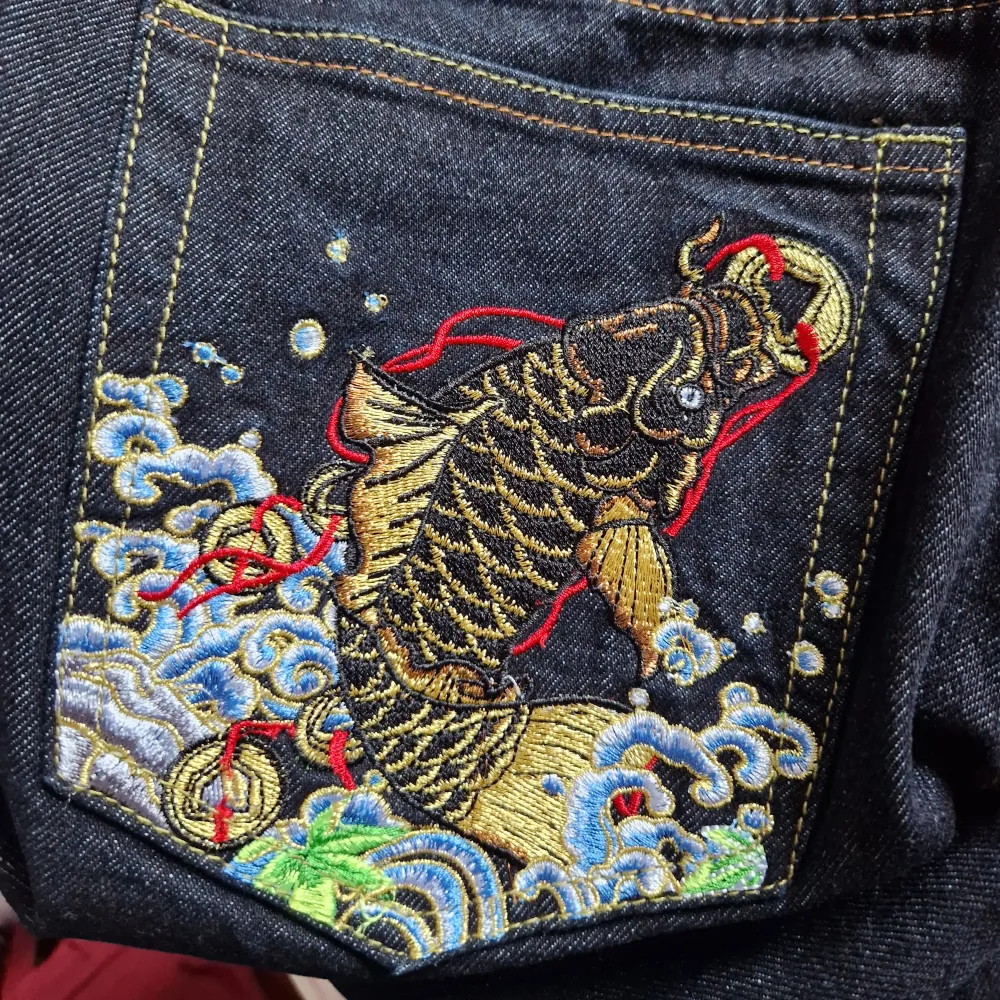 Storlek 28 på midjan, Evisu jorts, oanvända med snygg design på fickorna, knä längd . Shorts.