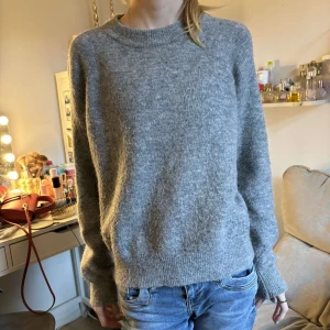 Grå stickad tröja - En grå stickad tröja från zara som är perfekt till hösten🩷 använd några gånger men inga synliga defekter🩷 orginal pris 399kr
