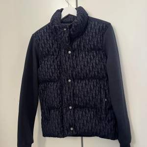 Super fin Dior cardigan perfekt nu på sensommaren och till hösten🍂 QR kod på jackan. Strl L men passar bra till M.  Använd fåtal gånger 9/10 skick.  Pris kan diskuteras.  Kan tänkas byta mot moncler cardigan. 