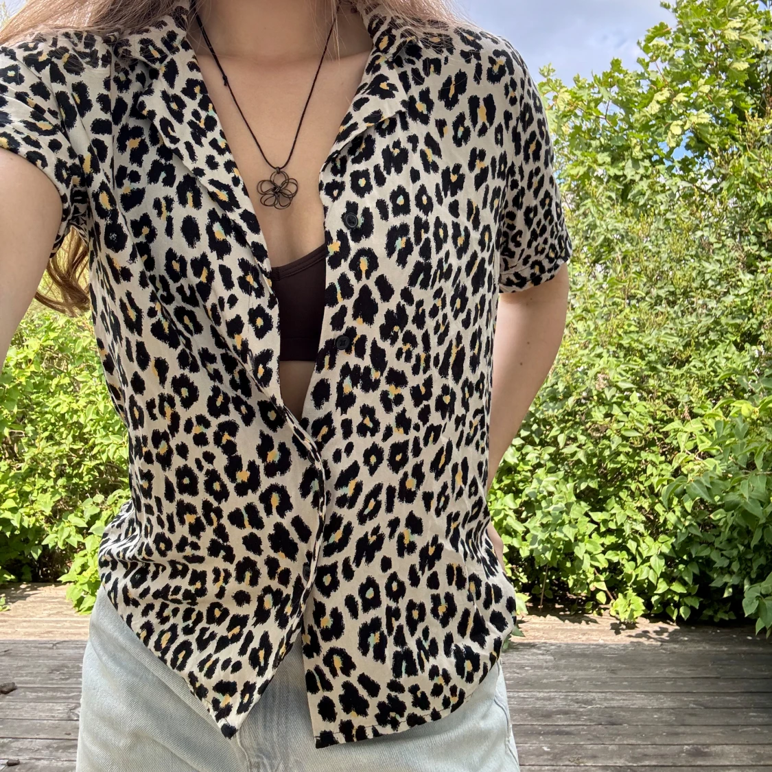 Färgad leopard-topp/skjorta