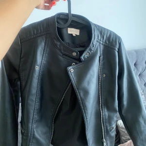 Skinnjacka  - En skinnjacka för barn. Den är i väldigt bra skick och är i storlek 152. Den har endast använts ett par gånger.