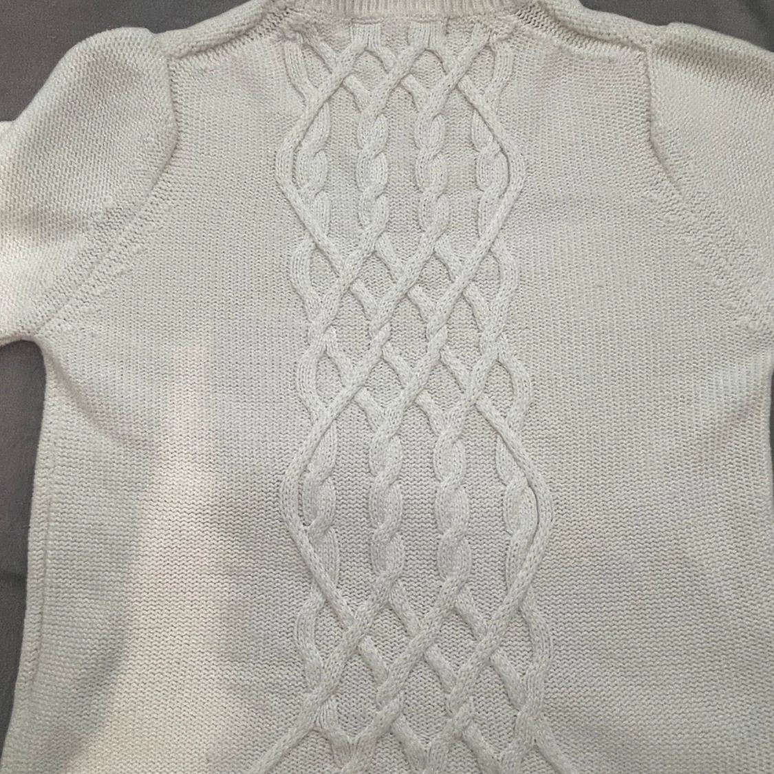 Vit stickad tröja  - 93
