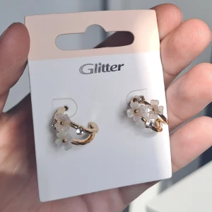 Örhängen  - Ett oanvända par örhängen från Glitter. ✨️ Skriv vid frågor och funderingar!🤍🤍