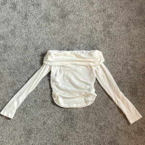 Off shoulder tröja - Jättefin of shoulder tröja. Får inte till anvdäning mer. För bilder på kontakta mig🌸