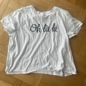 Vit t-shirt  - Vit t-shirt med svart söm från HM. Storlek XL.