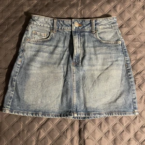 Jeans kjol - Säljer denna jeans kjolen från h&m🩷 endast använd 3 gånger🩷 Köpte för 250kr säljer för 150kr🩷 