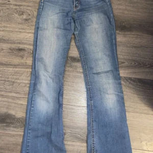 Jeans PULL&BEAR - Säljer min kusins jeans då dom är för små på henne. Perfekt skick, endast använt 2 gånger. De kommer att tvättas innan dom ges ut. Pris kan diskuteras!!