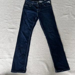 Mörkblå jeans från Lidl - Ett par mörkblå jeans från Lidl tillverkade av ekologisk bomull. Byxorna har en klassisk femficksdesign. Har lite slitage vid slutet av benen. Skriv för fler bilder eller frågor. 💙💛