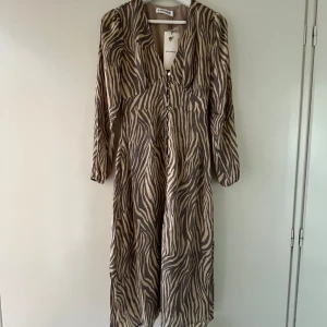 Adoore klänning  - Säljer denna populära adoore klänningen. Tyvärr fel storlek för mig :(( slutsåld på hemsidan, köpt för 1499 