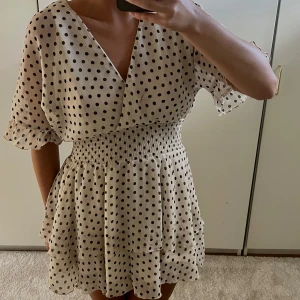 Klänning - Söt klänning från Zara med volanger🌸I storlek XS men passar mig som vanligtvis är S bra!