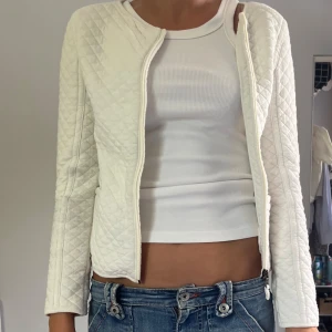 fin vit kofta  - Nu är mina fina vita kofta till salu! Koftan är från 12 till 14 år men skulle säga att den passar xs💕 