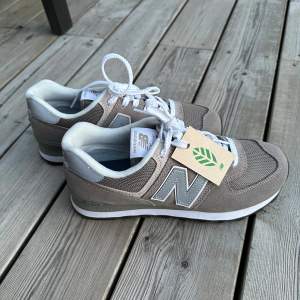 Helt nya New Balance 574 sneakers med lappen på. Storlek 40. Original kartong medföljer. Hör av dig vid fler frågor! :)