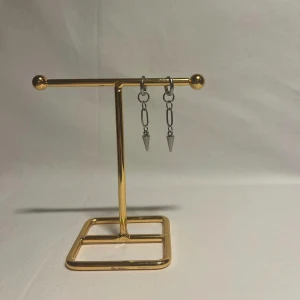Örhängen  - Snygga örhängen! Finns i silver och guld.  Köp för 119kr/st Eller 209kr/paret. Modell 121.  Smyckes ställningen finns även att köpa för 299kr!