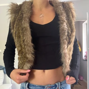 pälsväst  - Skitsnygg pälsväst! Västen passar mig perfekt som är 169cm lång och har xs/s, men passar nog även m💕Skriv för mer information! 