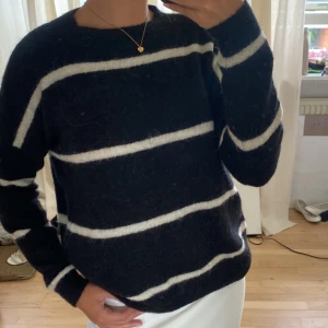 Stickad tröja - Säljer denna stickad tröja från MSCH Copenhagen. Perfekt för hösten men även för kalla somriga vädret. 🍒