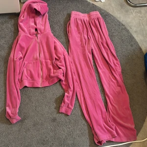 Mys set  - Ett mysigt rosa set från BikBok finns en liten fläck på byxorna men det syns knappt