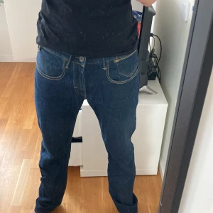 Levis 504 jeans - Säljer mina Levis 504 jeans, använda mycket men inga defekter på byxorna. Storlek 32/32 straight fit.