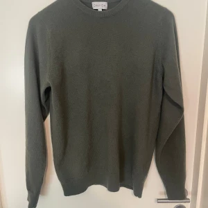 Davida kashmir tröja - Säljer nu min riktigt feta davida 100% kashmir tröja i storlek S. Tröjan är använd 1-2 gånger och är därför i väldigt bra skick. Nypris är ca 2800kr, mitt pris 699. Skriv vid fler frågor eller funderingar🤙