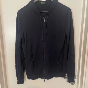 Massimo dutti zip tröja - Säljer nu min riktigt feta massimo dutti zip tröja av en kashmirblend. Tröjan är i storlek M men passar även S. Skriv vid fler frågor eller funderingar 🤙