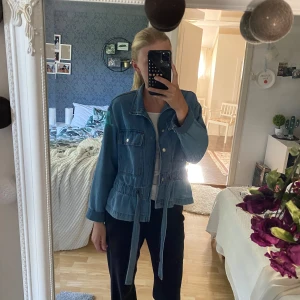 Jeansjacka - Använt den bara några gånger. Säljer den för att den inte kommer till användning!🌸jätte fin och väldigt skönt material! Skulle säga att den är xs/s 32/34