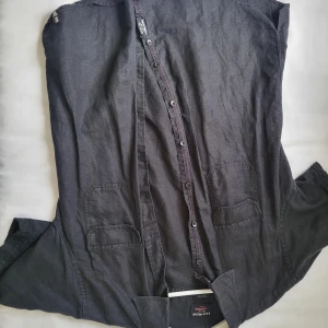Svart linnen skjorta  - I bra skick, svart kortärmad linnen skjorta. 