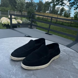 Loafers  - Loafers från Massimo Dutti.  (Marinblå) Använda 3 gånger (skick 9/10)