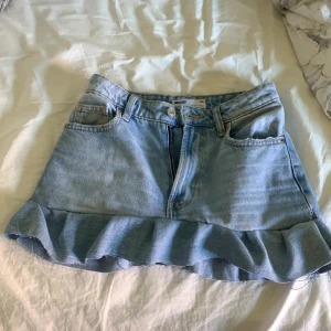 Jeans volang kjol - En jeans volang kjol som jag sytt om själv. Själva jeansen är från bershka. Storlek 34 som motsvarar xs-s❤️