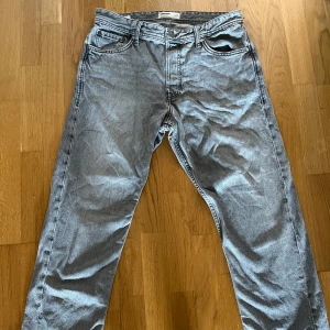Jack & Jones Jeans  - Jack & Jones jeans i storlek 32/32, köpta för ca 500kr mitt pris 159kr, skick 9/10!
