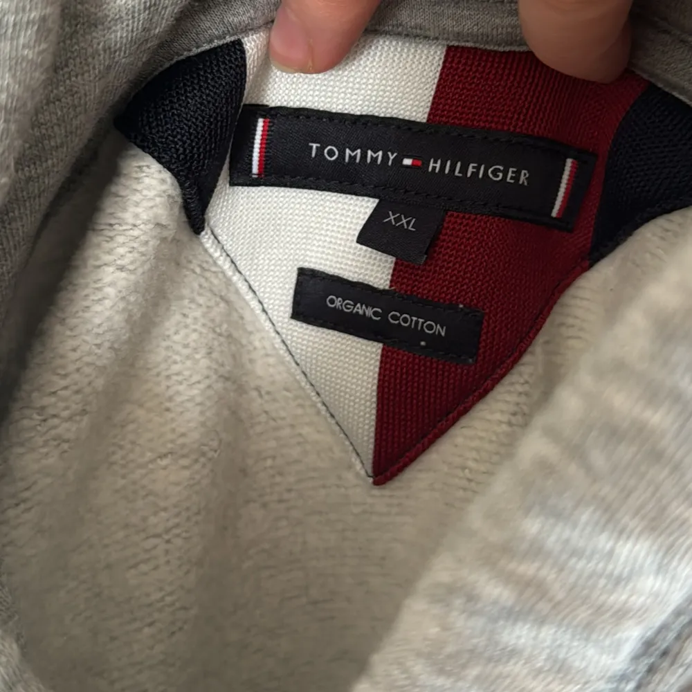 Tommy Hilfiger hoodie som ej tillverkas längre.  Aldrig använd, saknar bara lapp. Storlek: XXL Inköpspris: 2000kr Äkta organisk bomull. . Hoodies.