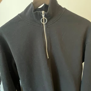 Jack & Jones half zip (S) - En half zip från Jack & Jones i storlek S, nypris ca 600kr, mitt pris 199kr, skick 9/10!
